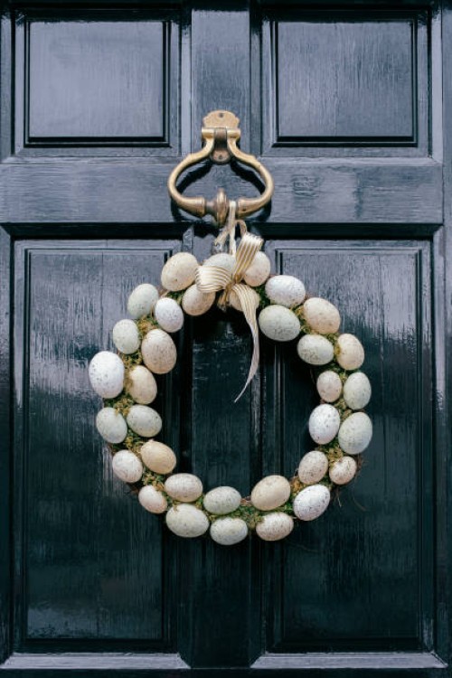 easter egg wreath on front door - home decoration stock-fotos und bilder