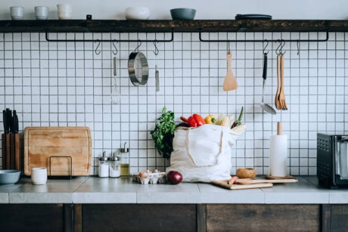 een herbruikbare tas vol kleurrijke en verse biologische groenten en boodschappen op het aanrecht. zero waste shopping en duurzaam lifestyle concept - food stockfoto's en -beelden
