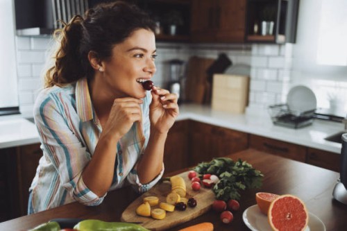een jonge glimlachende vrouw die gezond ontbijt in de ochtend heeft - food stockfoto's en -beelden