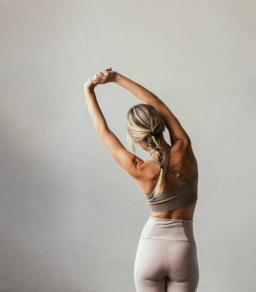 eine junge blonde kaukasische frau streckt sich - hairstyle stock-fotos und bilder