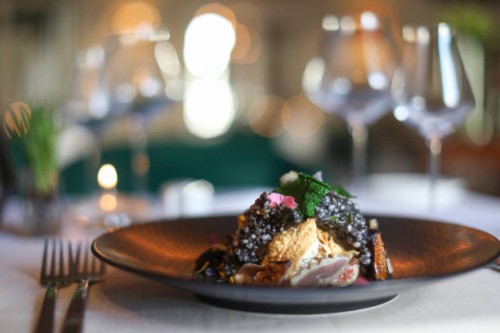 el jefe de cocina de un restaurante gourmet se prepara para el servicio de cena. - food fotografías e imágenes de stock