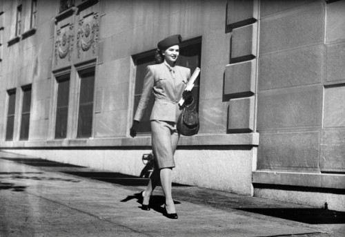 elegante frau zu fuß auf dem gehweg, (b & w - fashion stock-fotos und bilder