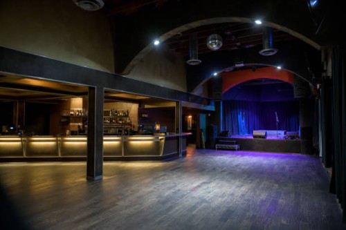 empty music venue with stage and bar - concert stock pictures, royalty-free photos & images