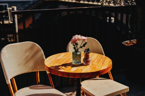 empty table and bouquet of flowers at an outdoors sidewalk cafe - food stock pictures, royalty-free photos & images