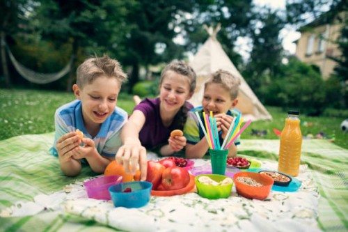 enfants s’amusant à pique-nique dans le jardin - garden decoration photos et images de collection