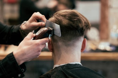 engelse stijl barber shop actie - hairstyle stockfoto's en -beelden