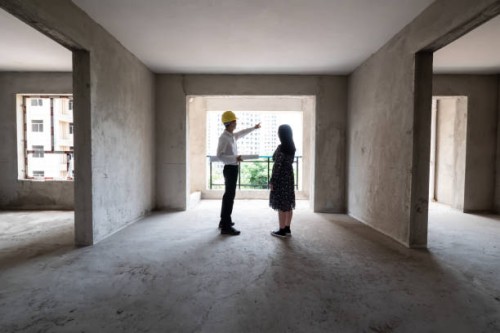 engineer talking the structure of the house with homeowner - home decoration stock pictures, royalty-free photos & images