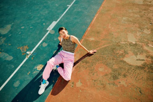 entspannter nachmittags-hangout mit freunden der generation z im skatepark - fashion stock-fotos und bilder