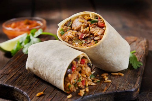 enveloppement mexicain de saucisse de riz et de chorizo - food photos et images de collection