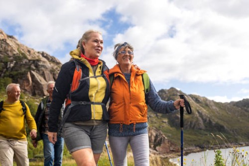 erinnerungen mit mutter und freunden - travel stock-fotos und bilder