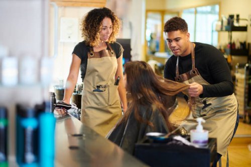 estilista junior con cliente y mentor - hairstyle fotografías e imágenes de stock