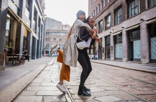 exploring city with a best friend - fashion stock pictures, royalty-free photos & images