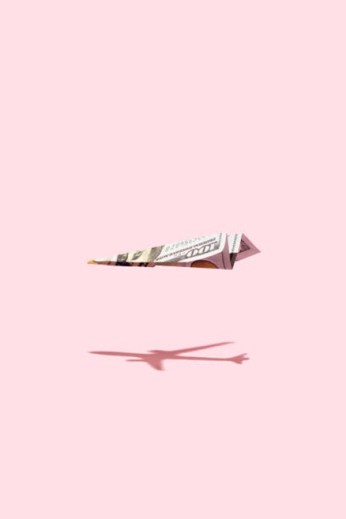 fabrication d’avion d’argent en dollars volant sur fond rose - travel photos et images de collection