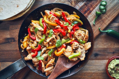 fajitas de pollo kip gemarineerde tortilla's met uien en paprika's - food stockfoto's en -beelden