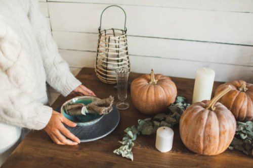 fall themed holiday table setting arrangement for a seasonal party. - home decoration stock pictures, royalty-free photos & images