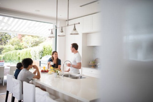 familia tomando el desayuno en la cocina - food fotografías e imágenes de stock
