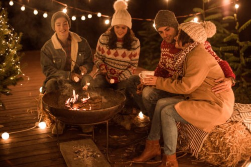 familie op veranda vieren kerst - garden decoration stockfoto's en -beelden