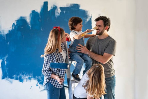 familie plezier tijdens het schilderen van hun huis - home decoration stockfoto's en -beelden