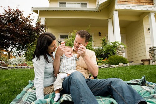 famille heureuse à la maison - garden decoration photos et images de collection