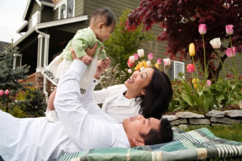 famille heureuse à la maison au printemps - garden decoration photos et images de collection