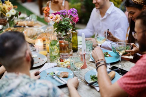 famille profitant d’un repas en plein air ensemble - garden decoration photos et images de collection