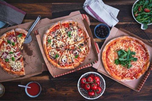 family eating pizza at home out of pizza box - junk food stock pictures, royalty-free photos & images