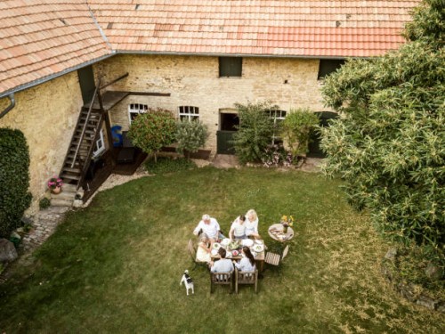 family eating together in the garden in summer - garden decoration photos et images de collection