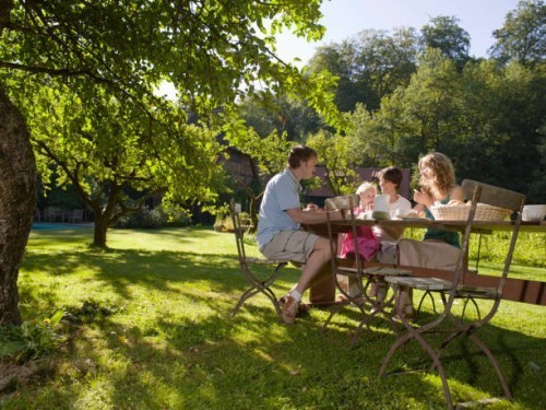 family having breakfast in garden with daughter (3-5) smiling - garden decoration photos et images de collection