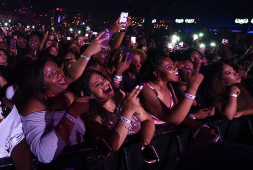 Fans react as recording artist Trey Songz performs at Brooklyn Bowl Las Vegas on June 1, 2017 in Las Vegas, Nevada.