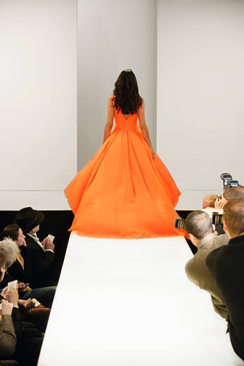 fashion model leaving runway - fashion photos et images de collection
