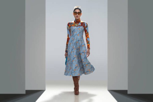 fashion models on fashion runways - fashion fotografías e imágenes de stock