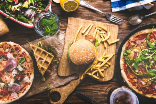 fast-food und getränke am tisch - junk food stock-fotos und bilder