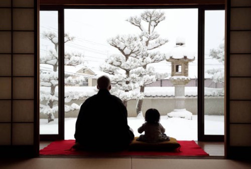 father and baby looking at snowy garden - garden decoration photos et images de collection
