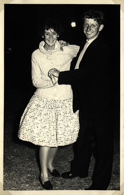 feliz pareja bailando - fashion fotografías e imágenes de stock