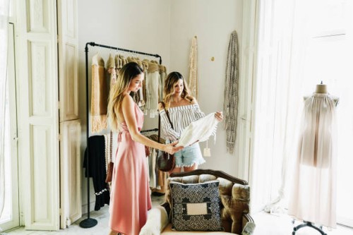 female friends shopping together in boutique - fashion stock-fotos und bilder