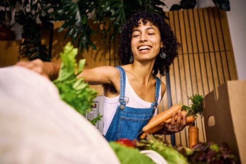 female nutritionist unpacking her reusable shopping bag, enjoying a healthy, plastic-free and eco-friendly lifestyle. - food stock pictures, royalty-free photos & images
