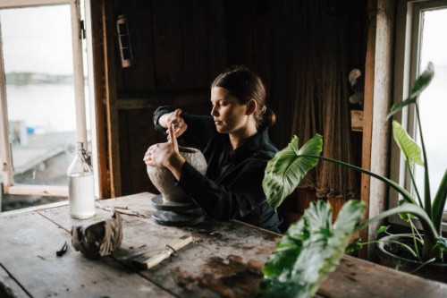 female potter making vase in workshop - home decoration stock pictures, royalty-free photos & images