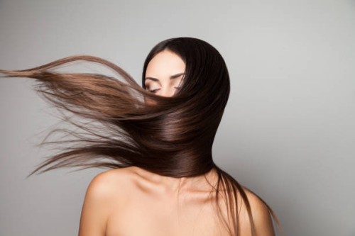 female shaking her hair - fashion photos et images de collection