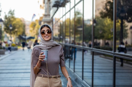 femme adulte avec une tasse de café dans la rue de la ville le matin. - fashion photos et images de collection