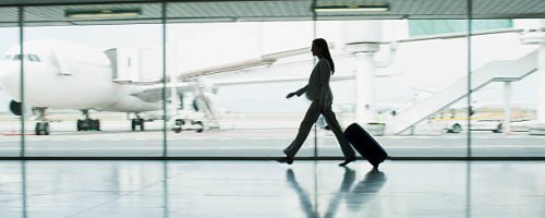 femme d'affaires avec des bagages à l'aéroport - travel photos et images de collection