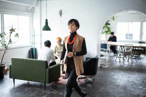 femme d’affaires confiante marchant dans un bureau créatif - fashion photos et images de collection