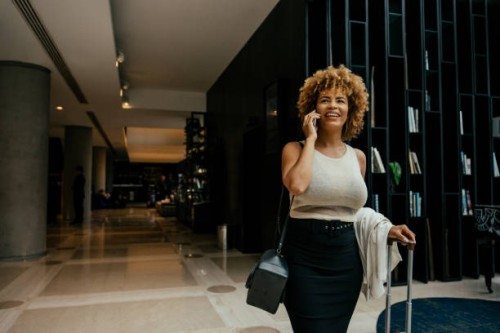 femme d’affaires en appel dans le salon de l’hôtel - travel photos et images de collection