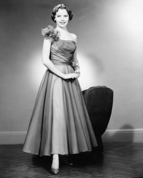 femme en robe de soirée posant au studio (b & w), portrait - fashion photos et images de collection