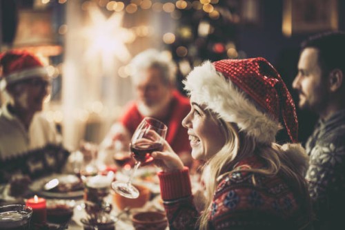 femme heureuse avec le père noël buvant du vin pendant le déjeuner de noël à la table à manger. - food photos et images de collection
