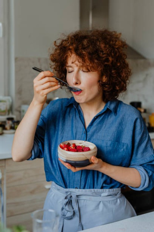 femme heureux mangeant un bol de farine d’avoine délicieuse avec le fruit pour le petit déjeuner - food photos et images de collection