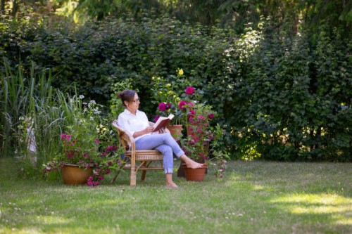 femme profiter de se détendre dans le jardin - garden decoration photos et images de collection