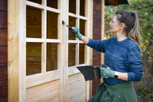 femme réparant une maison de jardin - garden decoration photos et images de collection