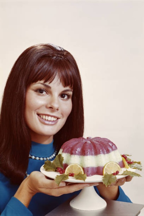 femme tenant mousse sur fond blanc, gros plan, portrai - food photos et images de collection