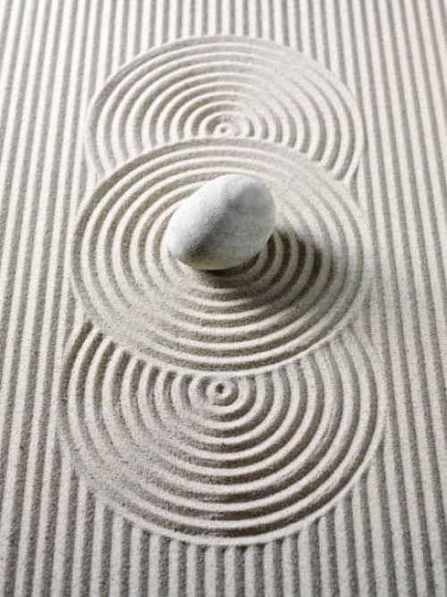 feng shui cercles et lignes de sable - garden decoration photos et images de collection