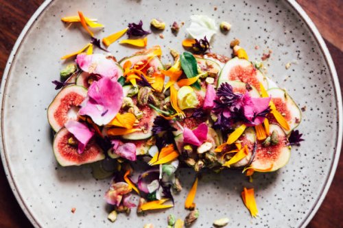fig toast with edible flowers, directly above view - food stock pictures, royalty-free photos & images